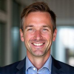Portret van Thomas van der Zande, glimlachend.